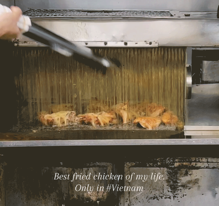 Nữ du khách Nga suýt xoa khi thử cơm gà xối mỡ Việt Nam Nữ du khách Nga suýt xoa khi thử cơm gà xối mỡ Việt Nam