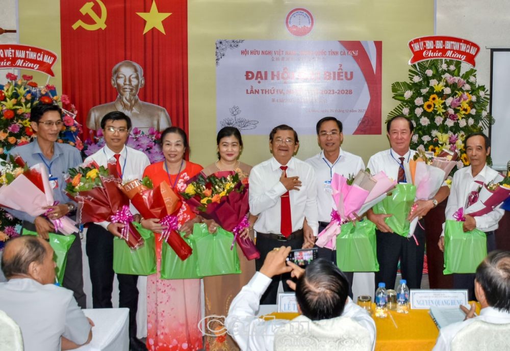 Ông Trần Chánh Quang, Chủ tịch Hội Hữu nghị Việt Nam - Trung Quốc tỉnh, tặng hoa ghi nhận đóng góp của các thành viên Ban Chấp hành khoá III, nhiệm kỳ 2018-2023 không tái cử. Ông Trần Chánh Quang, Chủ tịch Hội Hữu nghị Việt Nam - Trung Quốc tỉnh, tặng hoa ghi nhận đóng góp của các thành viên Ban Chấp hành khoá III, nhiệm kỳ 2018-2023 không tái cử.