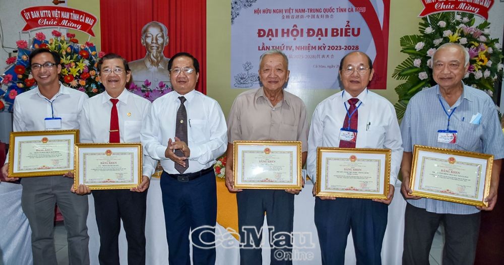 Ông Lê Thanh Triều, Uỷ viên BTV Tỉnh uỷ, Trưởng Ban Dân vận Tỉnh ủy, trao Bằng khen của Chủ tịch UBND tỉnh tặng các tập thể và cá nhân có thành tích xuất sắc. Ông Lê Thanh Triều, Uỷ viên BTV Tỉnh uỷ, Trưởng Ban Dân vận Tỉnh ủy, trao Bằng khen của Chủ tịch UBND tỉnh tặng các tập thể và cá nhân có thành tích xuất sắc.