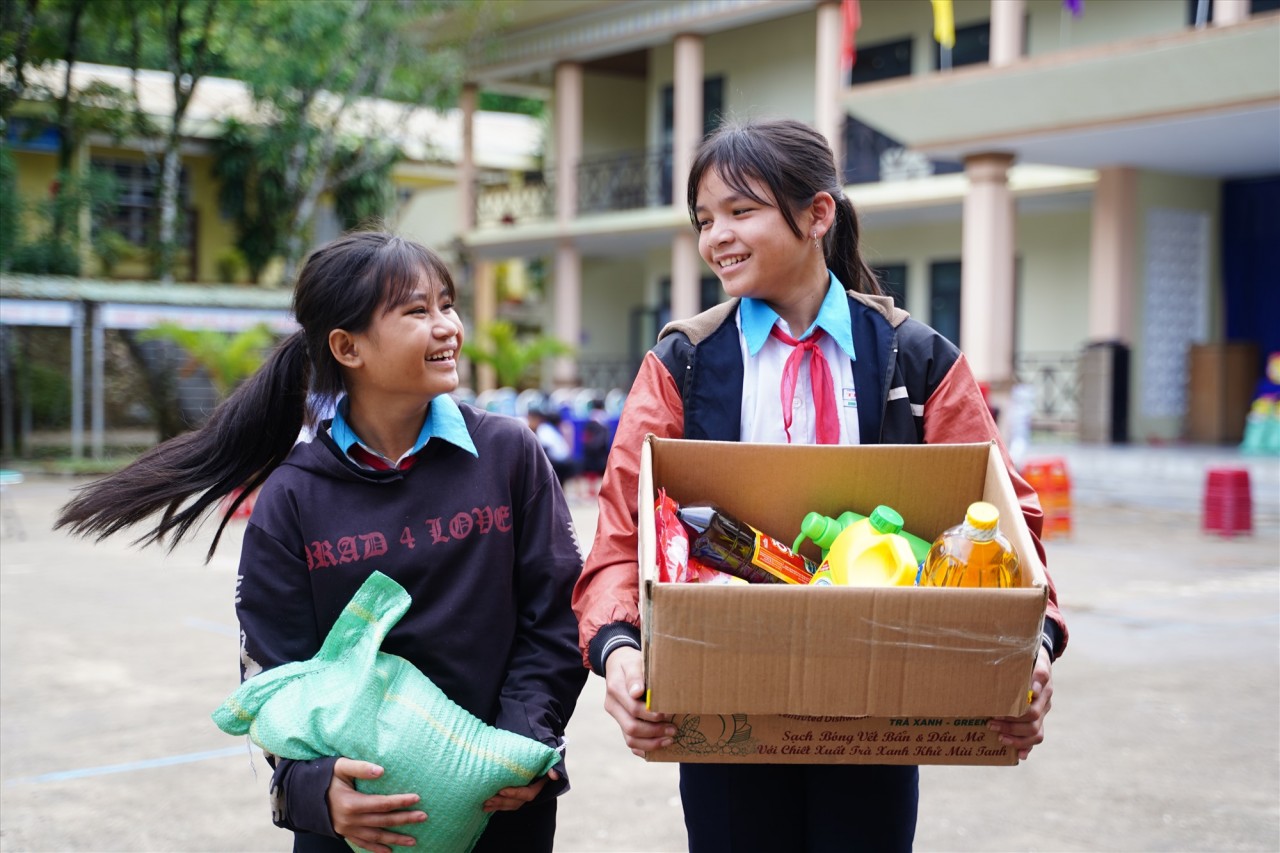 Học sinh đồng bào Ca Dong nhận quà từ LSF. (Ảnh: Báo Quảng Nam)