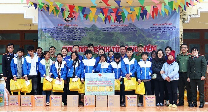 Đà Nẵng trao gần 600 suất quà cho học sinh có hoàn cảnh khó khăn vùng cao