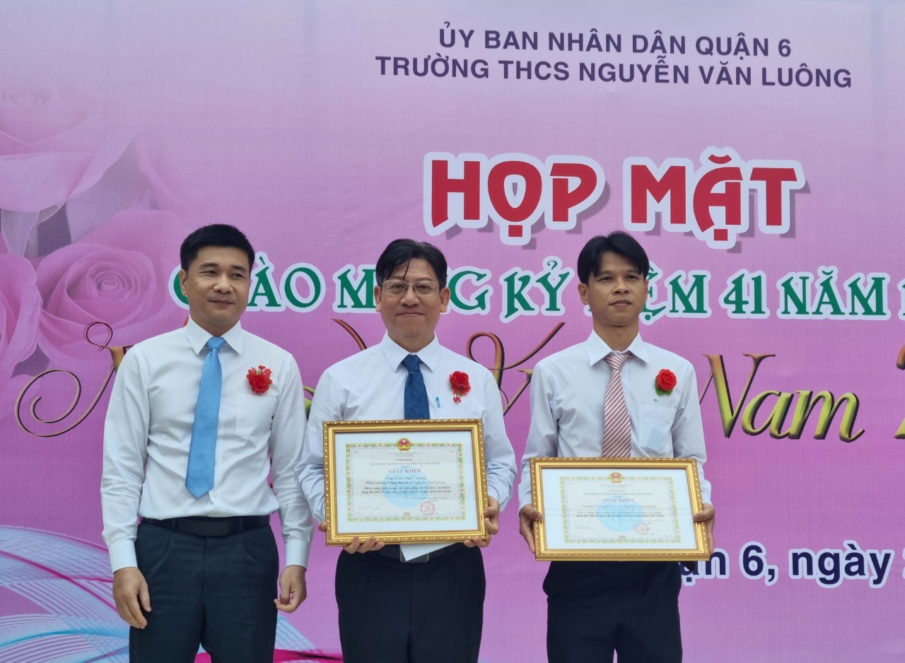 Thay mặt BHXH TP.Hồ Chí Minh, Phó Giám đốc Trần Dũng Hà đã trao tặng Giấy khen tới tập thể Trường THCS Nguyễn Văn Luông, thầy giáo Đinh Phú Cường - Hiệu trưởng của nhà trường. Thay mặt BHXH TP.Hồ Chí Minh, Phó Giám đốc Trần Dũng Hà đã trao tặng Giấy khen tới tập thể Trường THCS Nguyễn Văn Luông, thầy giáo Đinh Phú Cường - Hiệu trưởng của nhà trường.