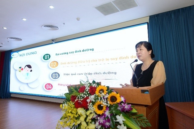 TS.BS. Lưu Thị Mỹ Thục – Trưởng khoa Dinh dưỡng, Bệnh viện Nhi Trung ương - chia sẻ tại buổi tập huấn “Chăm sóc dinh dưỡng bệnh lý cho người bệnh” do Vinamilk đồng hành cùng Câu lạc bộ Điều dưỡng trưởng Việt Nam tổ chức tại TPHCM hôm 21/10. TS.BS. Lưu Thị Mỹ Thục – Trưởng khoa Dinh dưỡng, Bệnh viện Nhi Trung ương - chia sẻ tại buổi tập huấn “Chăm sóc dinh dưỡng bệnh lý cho người bệnh” do Vinamilk đồng hành cùng Câu lạc bộ Điều dưỡng trưởng Việt Nam tổ chức tại TPHCM hôm 21/10.