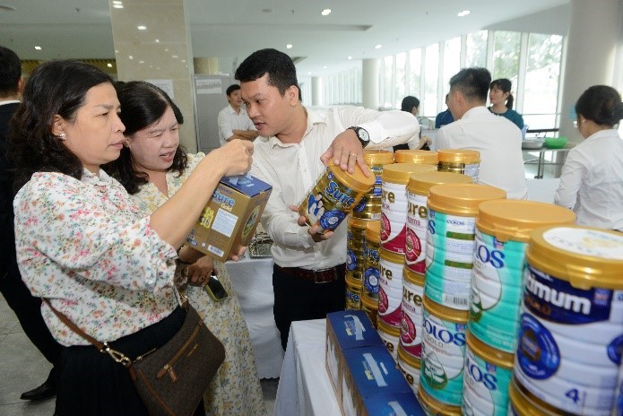 Các điều dưỡng trưởng, nhân viên y tế các bệnh viện tìm hiểu về thành phần giúp cải thiện tình trạng dinh dưỡng của bệnh nhân trước và sau phẫu thuật trong sản phẩm Vinamilk Sure Prevent Gold. Các điều dưỡng trưởng, nhân viên y tế các bệnh viện tìm hiểu về thành phần giúp cải thiện tình trạng dinh dưỡng của bệnh nhân trước và sau phẫu thuật trong sản phẩm Vinamilk Sure Prevent Gold.