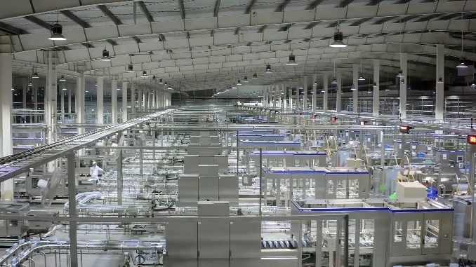 Sản phẩm của Vinamilk đều được sản xuất trên dây chuyền hiện đại, khép kín theo các tiêu chuẩn cao nhất của quốc tế. Ảnh: Vi Nam