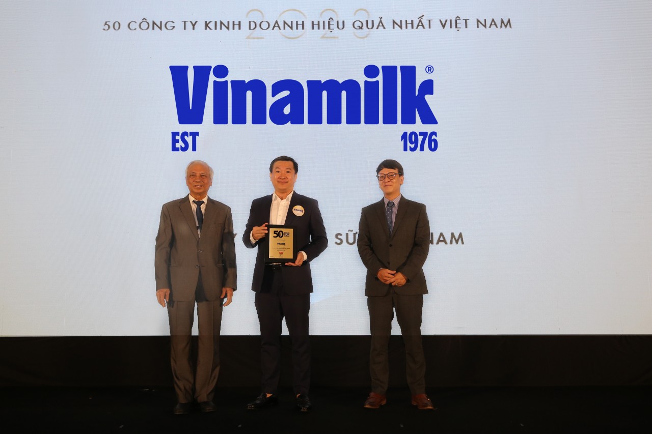 Ông Đỗ Thanh Tuấn - Giám đốc Đối ngoại Vinamilk - nhận danh hiệu Top 50 Công ty kinh doanh hiệu quả nhất Việt Nam. Ông Đỗ Thanh Tuấn - Giám đốc Đối ngoại Vinamilk - nhận danh hiệu Top 50 Công ty kinh doanh hiệu quả nhất Việt Nam.