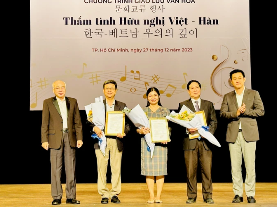 Thắm tình hữu nghị Việt Nam - Hàn Quốc Thắm tình hữu nghị Việt Nam - Hàn Quốc