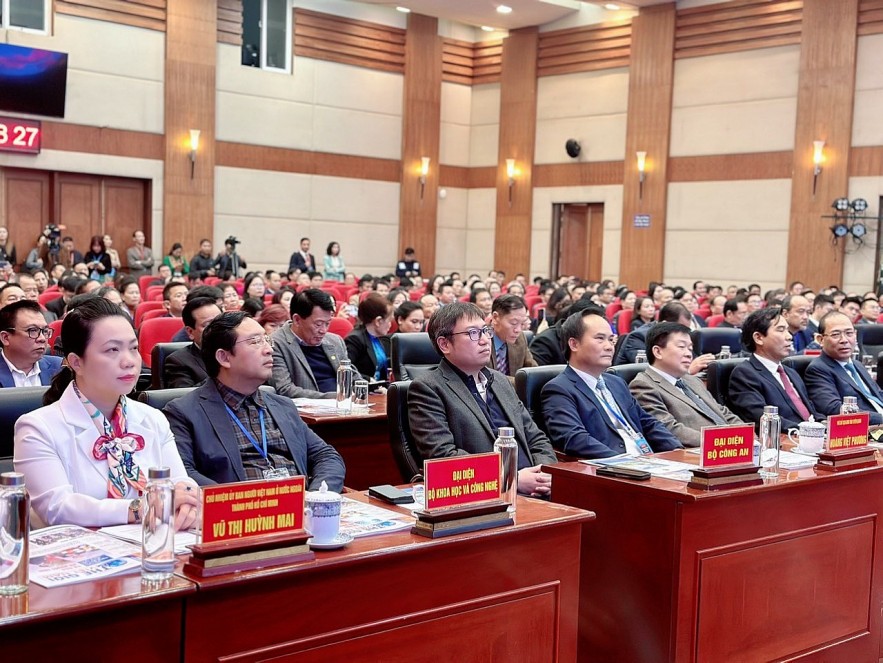 Overseas Vietnamese Contribute Knowledge, Experience, And Material Resources to Homeland Overseas Vietnamese Contribute Knowledge, Experience, Material Resources to Homeland