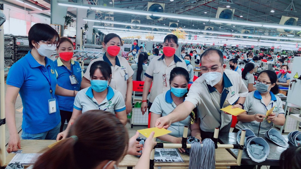 Thưởng Tết Nguyên đán năm 2024 bình quân hơn 6,8 triệu đồng. (Ảnh minh họa) Thưởng Tết Nguyên đán năm 2024 bình quân hơn 6,8 triệu đồng. (Ảnh minh họa)