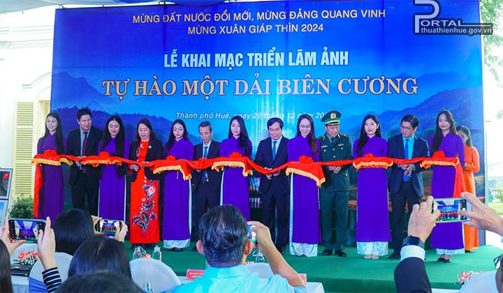 Trưng bày 130 tác phẩm tại triển lãm ảnh “Tự hào một dải biên cương” ở Thừa Thiên Huế Trưng bày 130 tác phẩm tại triển lãm ảnh “Tự hào một dải biên cương” ở Thừa Thiên Huế