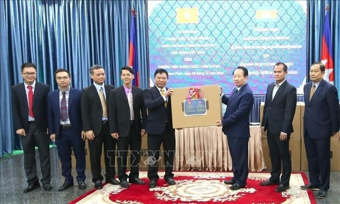 Đại sứ Việt Nam tại Campuchia Nguyễn Huy Tăng bàn giao quà tặng trang thiết bị văn phòng của Quốc hội Việt Nam cho Thượng viện Vương quốc Campuchia. Ảnh: TTXVN Đại sứ Việt Nam tại Campuchia Nguyễn Huy Tăng bàn giao quà tặng trang thiết bị văn phòng của Quốc hội Việt Nam cho Thượng viện Vương quốc Campuchia. Ảnh: TTXVN