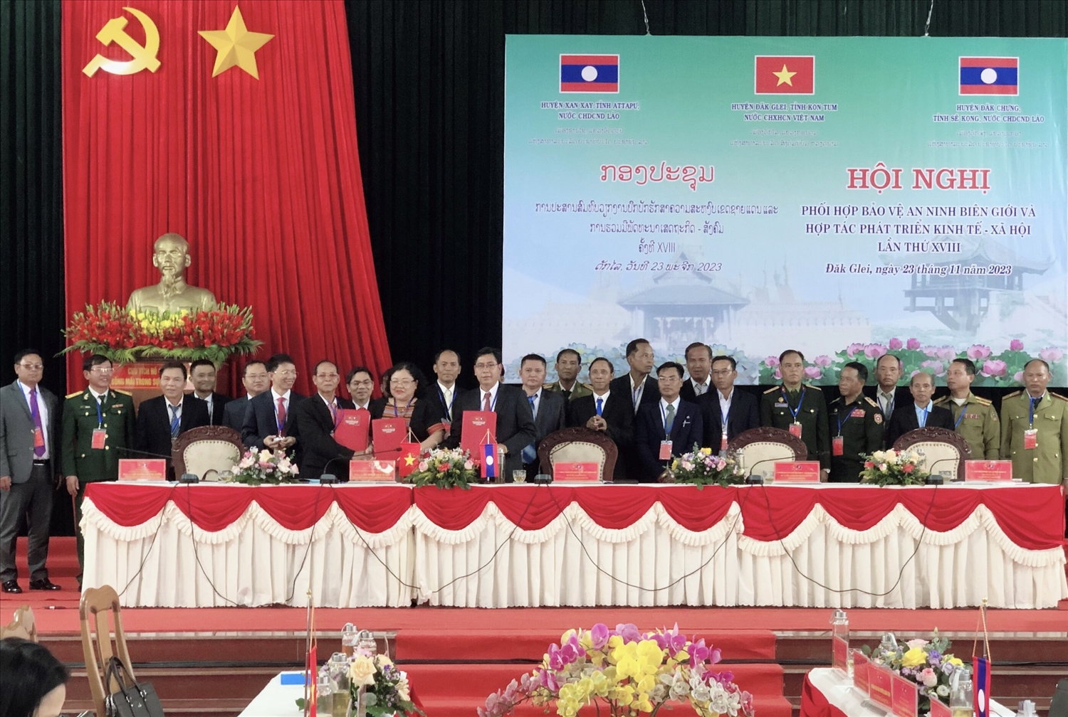Huyện Đăk Glei, tỉnh Kon Tum (Việt Nam) với huyện Xản Xay, tỉnh Attapư và huyện Đăk Chưng, tỉnh Sê Kông (Lào) ký kết Biên bản hợp tác Huyện Đăk Glei, tỉnh Kon Tum (Việt Nam) với huyện Xản Xay, tỉnh Attapư và huyện Đăk Chưng, tỉnh Sê Kông (Lào) ký kết Biên bản hợp tác
