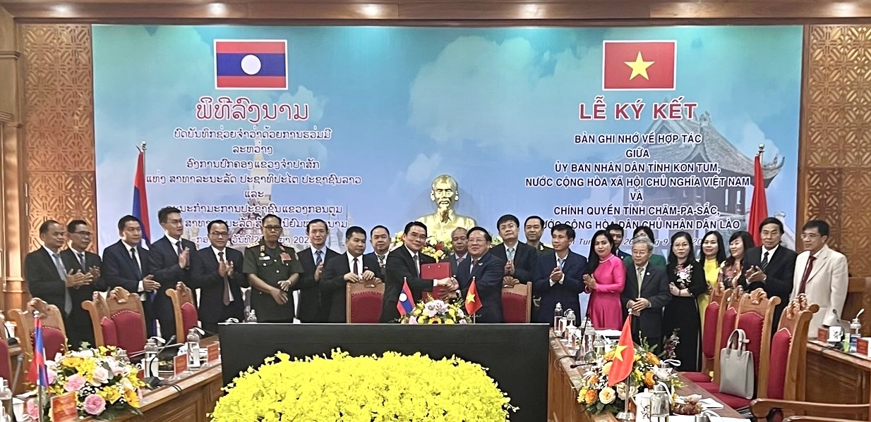 Lãnh đạo tỉnh Kon Tum (Việt Nam) và tỉnh Chămpasắc (Lào) Ký kết Bản ghi nhớ về hợp tác giai đoạn 2023-2027 Lãnh đạo tỉnh Kon Tum (Việt Nam) và tỉnh Chămpasắc (Lào) Ký kết Bản ghi nhớ về hợp tác giai đoạn 2023-2027