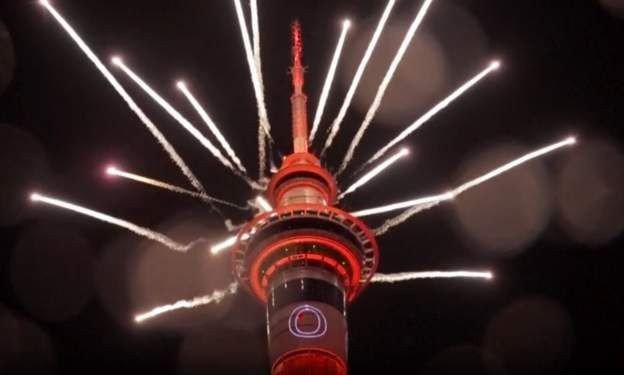 Sau đó một giờ, New Zealand cũng chính thức bước sang Năm mới 2024 với màn bắn pháo hoa rực rỡ tại Tháp Sky. (Ảnh: BBC) Sau đó một giờ, New Zealand cũng chính thức bước sang Năm mới 2024 với màn bắn pháo hoa rực rỡ tại Tháp Sky. (Ảnh: BBC)