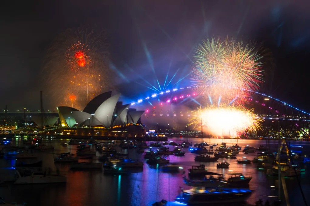 Tại Australia, cầu Cảng Sydney rực sáng lúc 21h (6h giờ Hà Nội) với màn trình diễn pháo hoa Calling Country, chương trình nhằm tôn vinh những người dân tộc bản địa của Australia. (Ảnh: SMH) Tại Australia, cầu Cảng Sydney rực sáng lúc 21h (6h giờ Hà Nội) với màn trình diễn pháo hoa Calling Country, chương trình nhằm tôn vinh những người dân tộc bản địa của Australia. (Ảnh: SMH)
