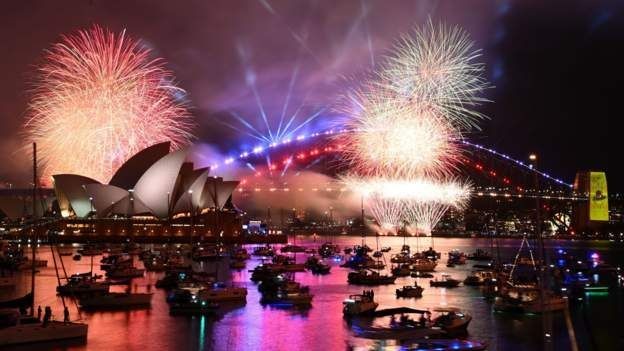 ước tính khoảng hơn 1 triệu người có mặt tại bến cảng Circular Quay để chiêm ngưỡng pháo hoa đêm Giao thừa, bất chấp thời tiết cực đoan. ước tính khoảng hơn 1 triệu người có mặt tại bến cảng Circular Quay để chiêm ngưỡng pháo hoa đêm Giao thừa, bất chấp thời tiết cực đoan.