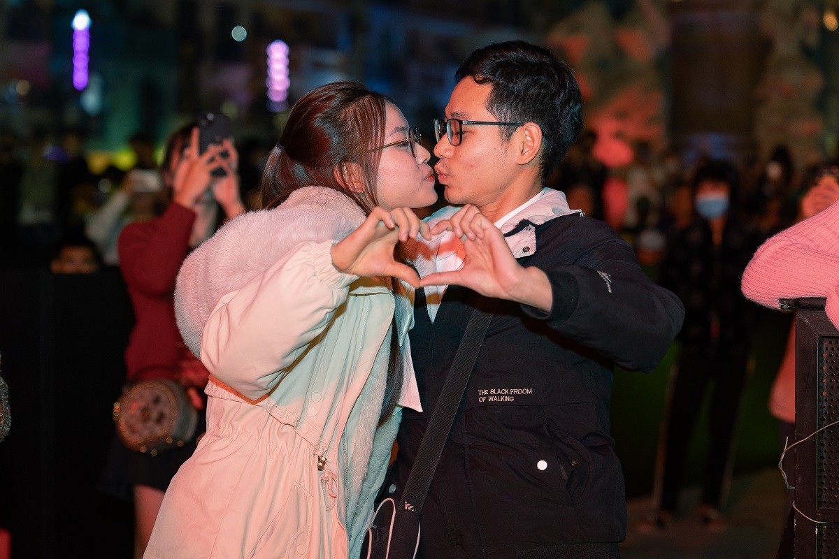 “Phố Đông” Hà Nội “sốt rần rần” với màn bắn pháo hoa chào năm mới 2024, đạt kỷ lục gần 160.000 lượt khách “Phố Đông” Hà Nội “sốt rần rần” với màn bắn pháo hoa chào năm mới 2024, đạt kỷ lục gần 160.000 lượt khách