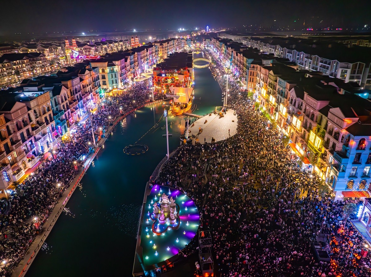 “Phố Đông” Hà Nội “sốt rần rần” với màn bắn pháo hoa chào năm mới 2024, đạt kỷ lục gần 160.000 lượt khách “Phố Đông” Hà Nội “sốt rần rần” với màn bắn pháo hoa chào năm mới 2024, đạt kỷ lục gần 160.000 lượt khách