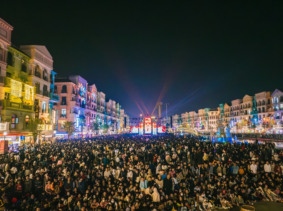 “Phố Đông” Hà Nội “sốt rần rần” với màn bắn pháo hoa chào năm mới 2024, đạt kỷ lục gần 160.000 lượt khách “Phố Đông” Hà Nội “sốt rần rần” với màn bắn pháo hoa chào năm mới 2024, đạt kỷ lục gần 160.000 lượt khách