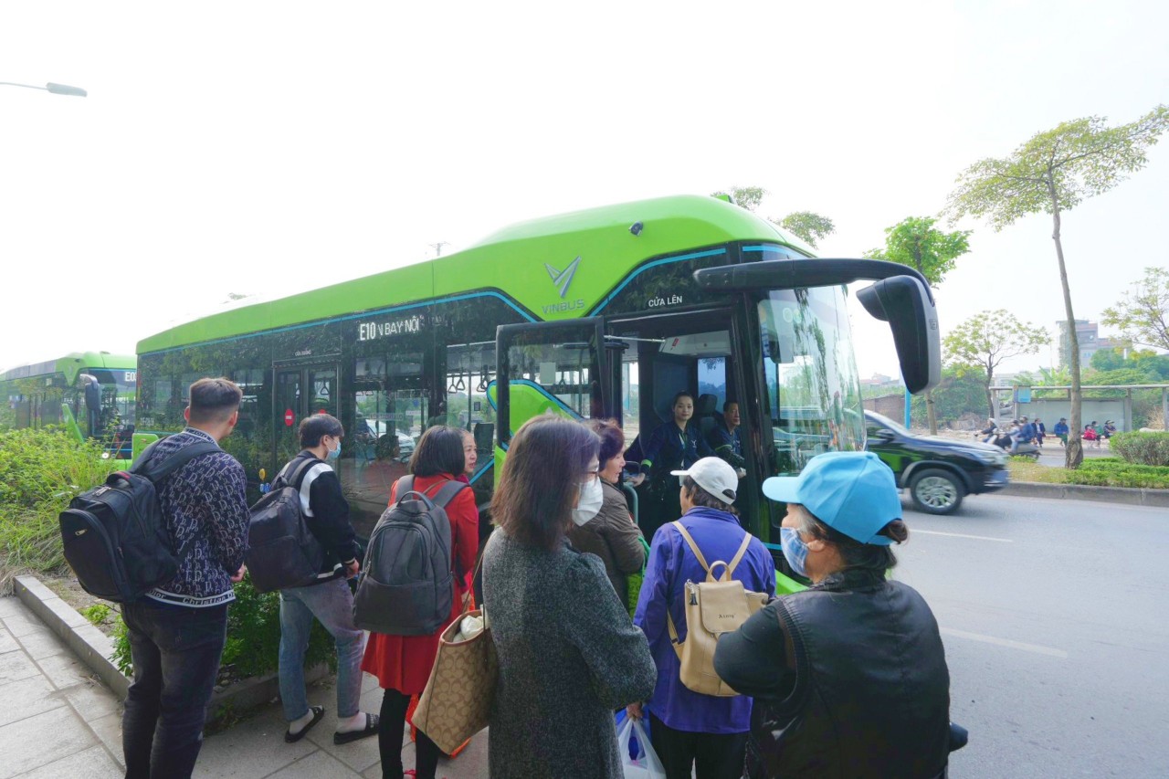 Người dân xếp hàng chờ lên tuyến E10 để di chuyển ra sân bay Nội Bài. Người dân xếp hàng chờ lên tuyến E10 để di chuyển ra sân bay Nội Bài.