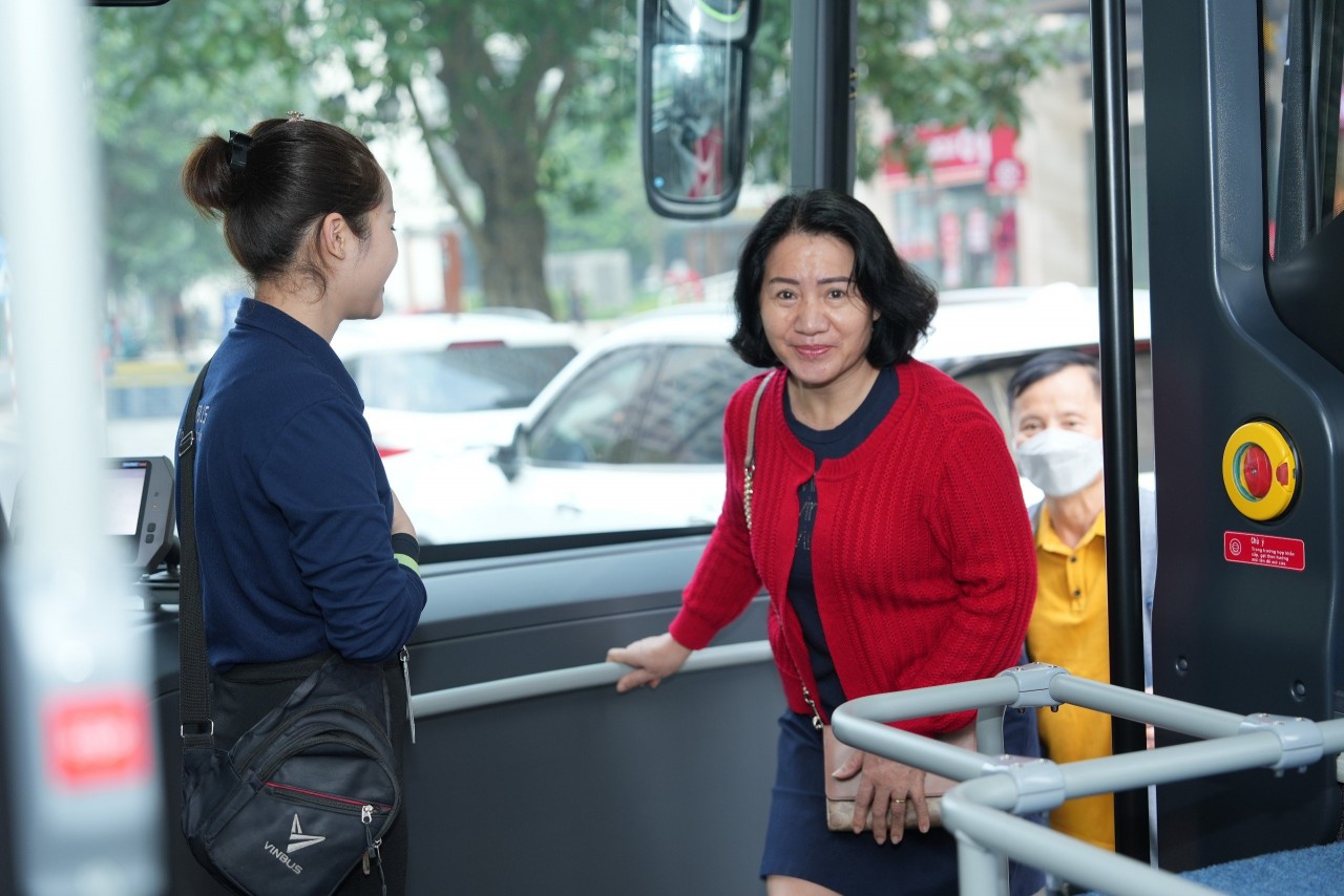 Người dân thích thú trải nghiệm E10 Người dân thích thú trải nghiệm E10