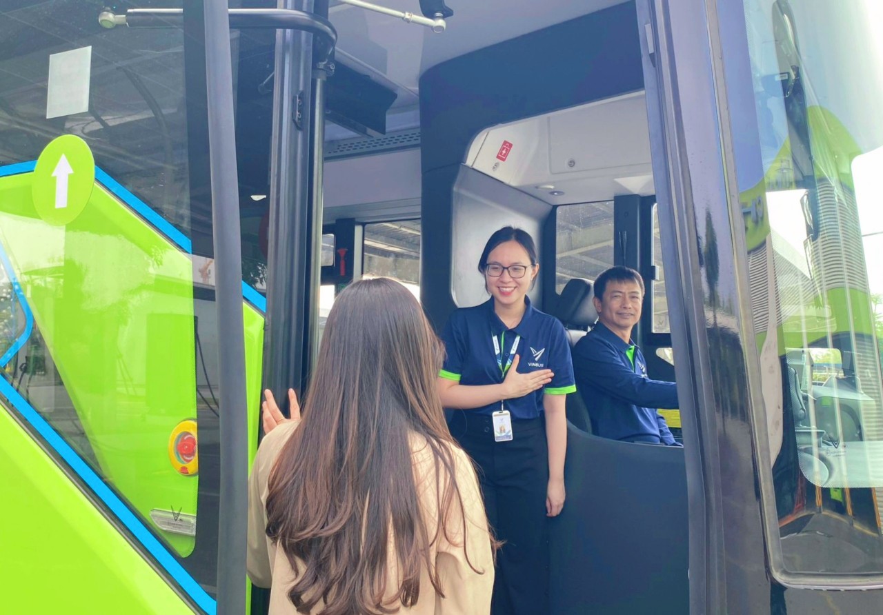Sự thân thiện, nhiệt tình của nhân viên VinBus là điểm cộng lớn khiến người dân ngày càng yêu mến xe buýt điện. Sự thân thiện, nhiệt tình của nhân viên VinBus là điểm cộng lớn khiến người dân ngày càng yêu mến xe buýt điện.