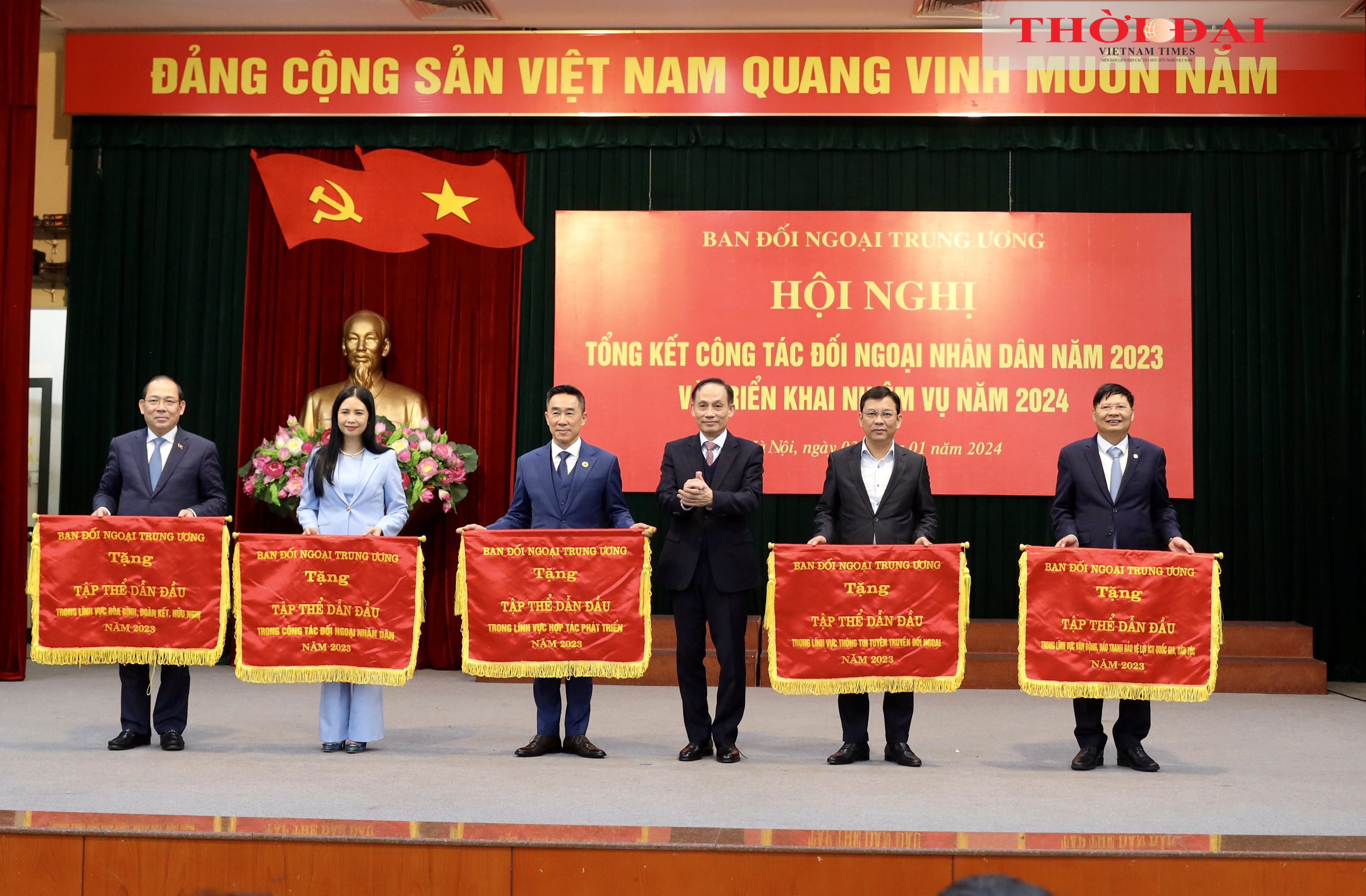 Trưởng ban Đối ngoại Trung ương Lê Hoài Trung trao Cờ thi đua cho các tập thể có thành tích xuất sắc. (Ảnh: Đinh Hòa) Trưởng ban Đối ngoại Trung ương Lê Hoài Trung trao Cờ thi đua cho các tập thể có thành tích xuất sắc. (Ảnh: Đinh Hòa)