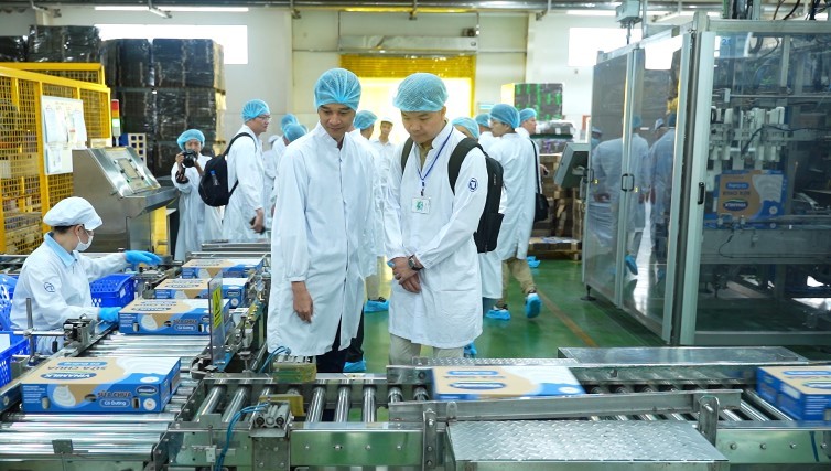Các đối tác nhập khẩu được thuyết phục khi trực tiếp đến tìm hiểu về hệ thống trang trại và nhà máy của Vinamilk. Các đối tác nhập khẩu được thuyết phục khi trực tiếp đến tìm hiểu về hệ thống trang trại và nhà máy của Vinamilk.