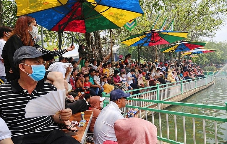New Year revelers are seen at a tourist site in HCMC. Photo: Le Vu New Year revelers are seen at a tourist site in HCMC. Photo: Le Vu