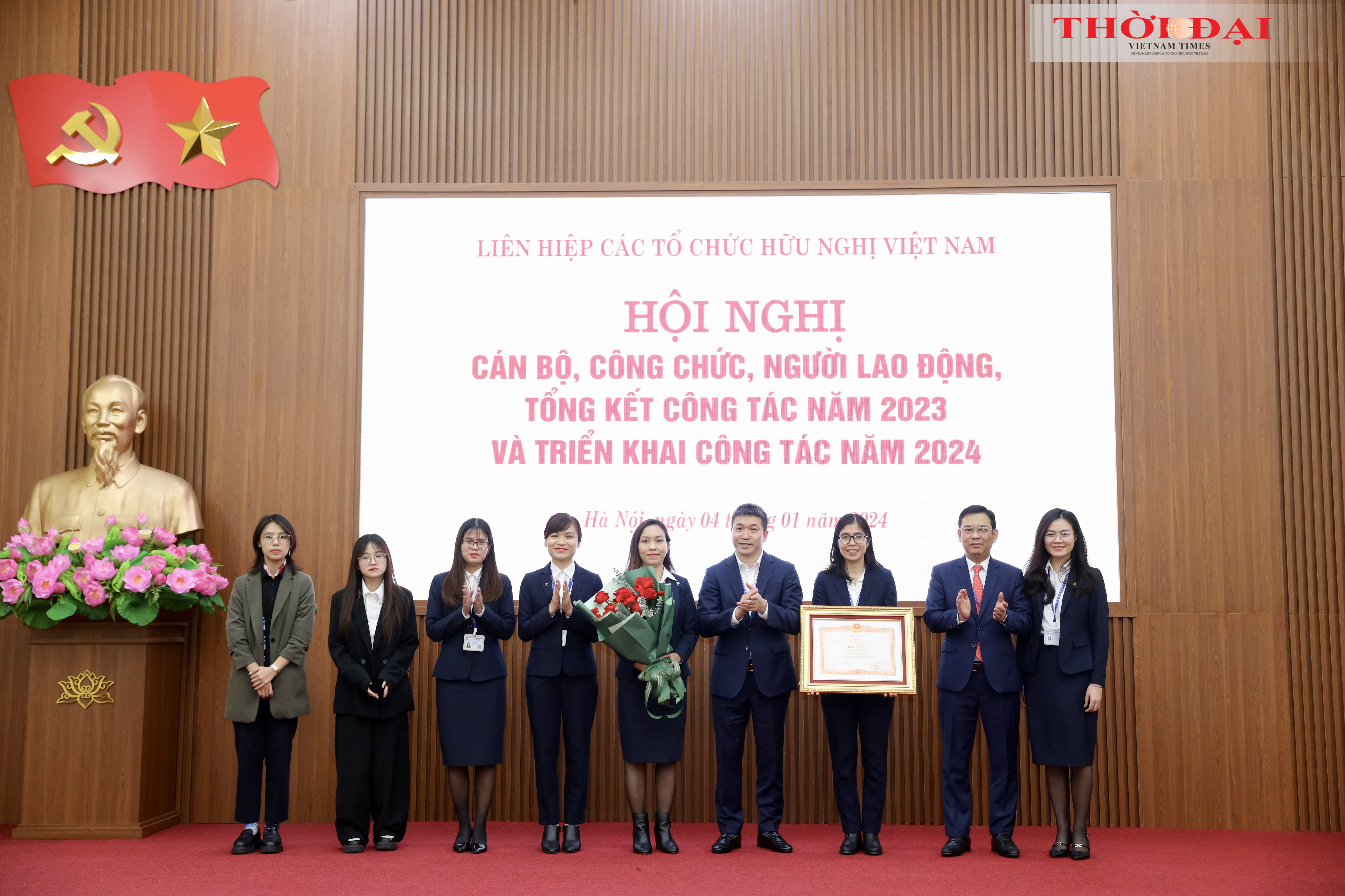 Chủ tịch VUFO Phan Anh Sơn trao Bằng khen của Thủ tướng Chính phủ cho Ban công tác đa phương. (Ảnh: Đinh Hòa) Chủ tịch VUFO Phan Anh Sơn trao Bằng khen của Thủ tướng Chính phủ cho Ban công tác đa phương. (Ảnh: Đinh Hòa)
