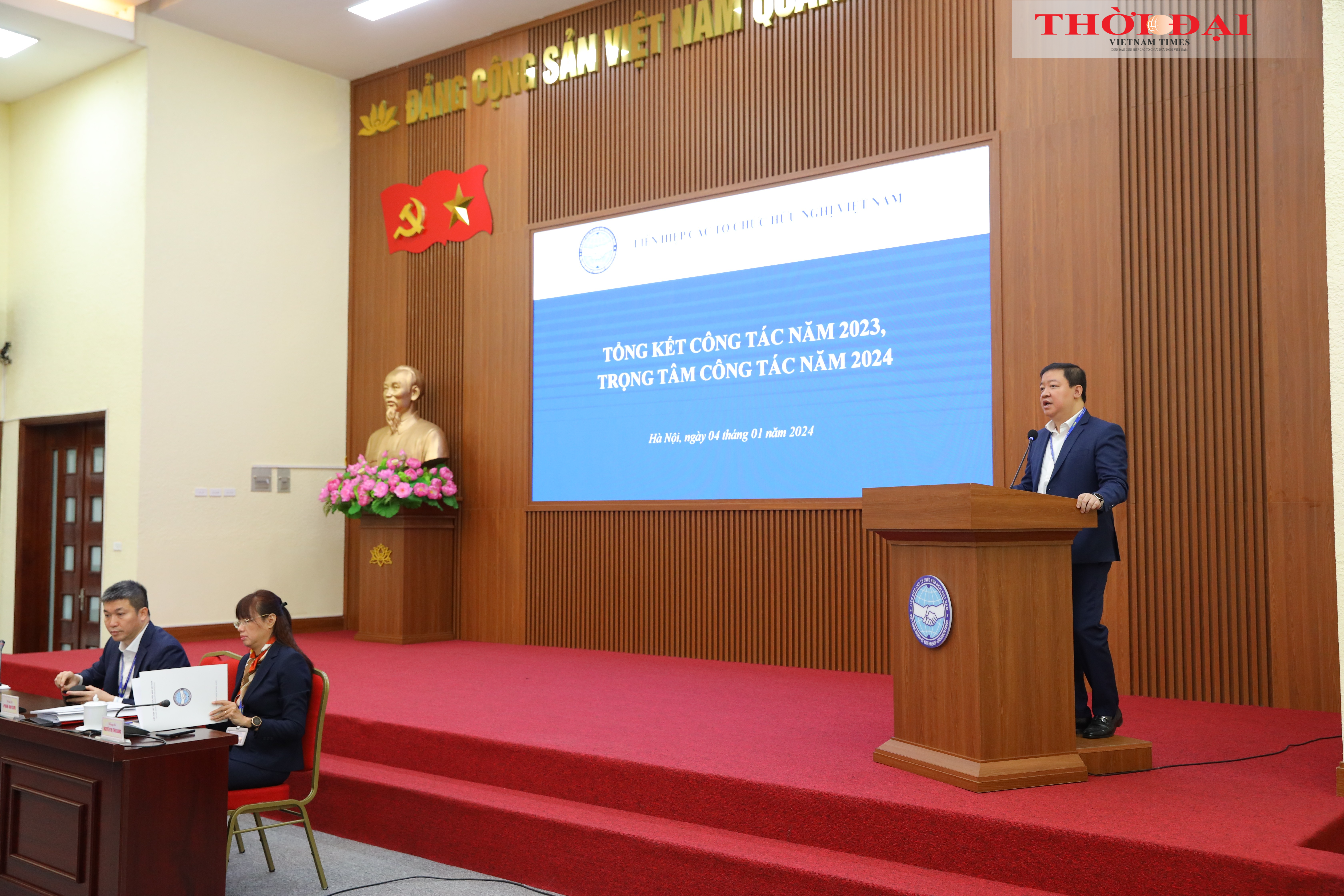 Phó Chủ tịch VUFO Nguyễn Ngọc Hùng trình bày báo cáo tổng kết công tác năm 2023, trọng tâm công tác năm 2024 của VUFO. (Ảnh: Đinh Hòa) Phó Chủ tịch VUFO Nguyễn Ngọc Hùng trình bày báo cáo tổng kết công tác năm 2023, trọng tâm công tác năm 2024 của VUFO. (Ảnh: Đinh Hòa)