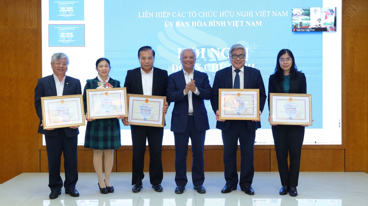 Chủ tịch Ủy ban Hòa bình Việt Nam Uông Chu Lưu trao bằng khen cho các cá nhân có thành tích xuất sắc trong hoạt động năm 2023. Chủ tịch Ủy ban Hòa bình Việt Nam Uông Chu Lưu trao bằng khen cho các cá nhân có thành tích xuất sắc trong hoạt động năm 2023.