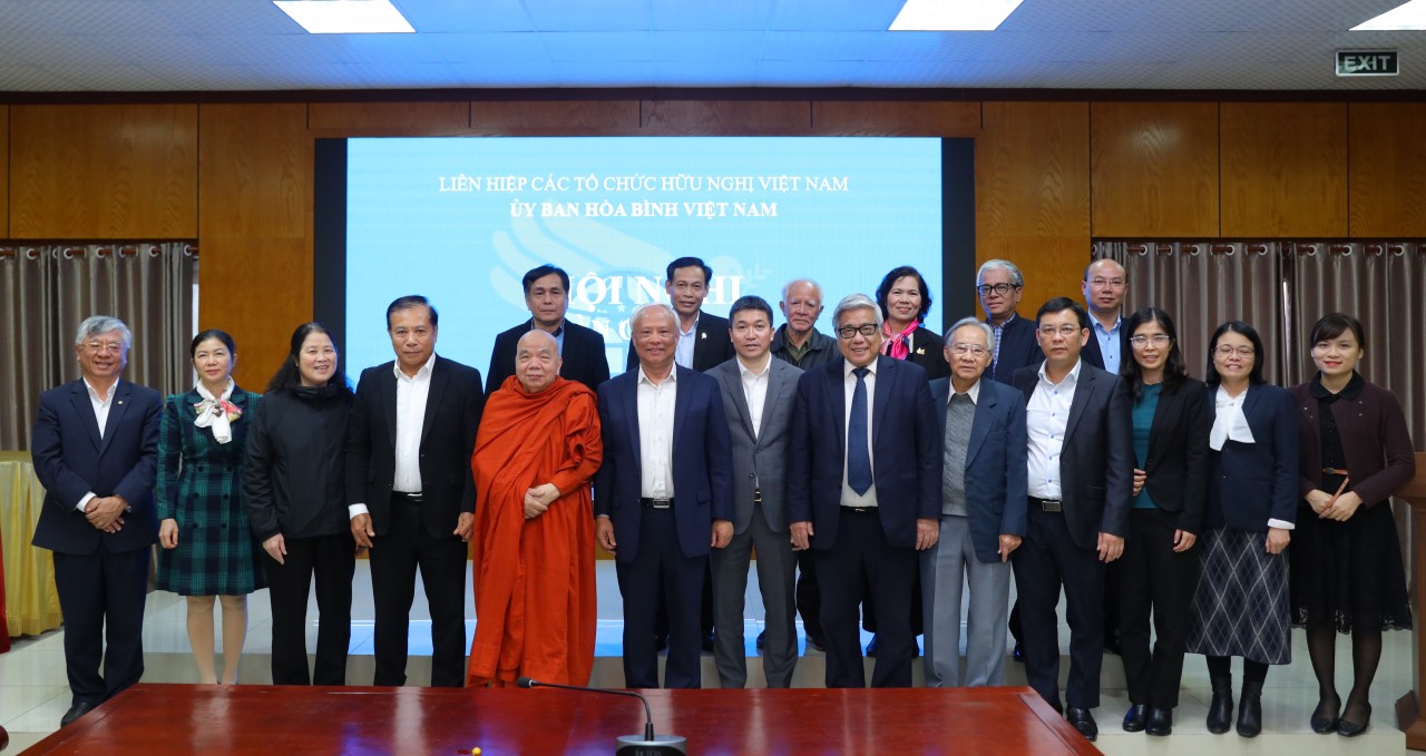 Các đại biểu tham gia Hội nghị Đoàn Chủ tịch Uỷ ban Hoà bình Việt Nam. (Ảnh: Đinh Hòa) Các đại biểu tham gia Hội nghị Đoàn Chủ tịch Uỷ ban Hoà bình Việt Nam. (Ảnh: Đinh Hòa)