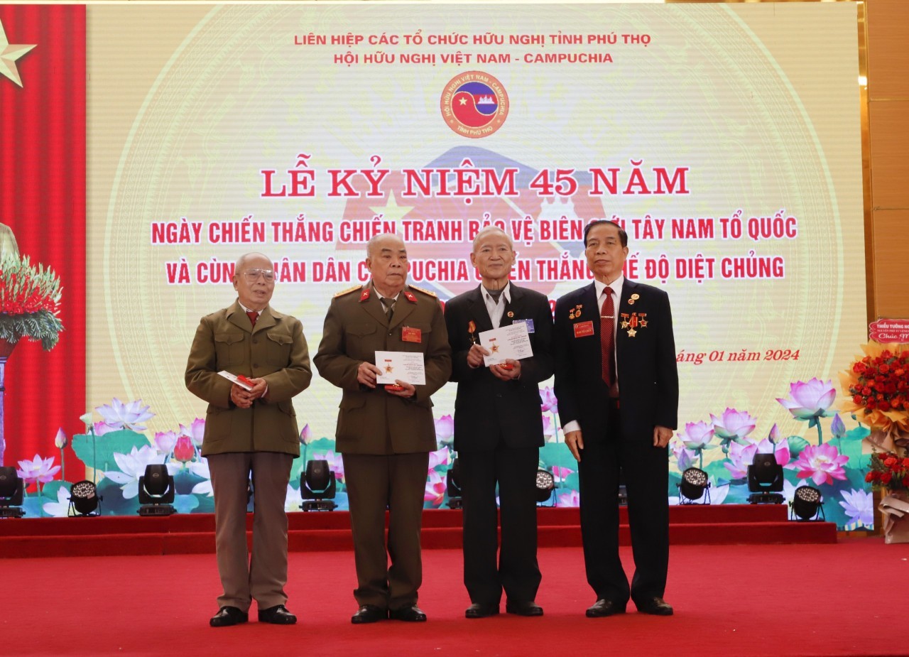 Các cá nhân nhận kỷ niệm chương “Vì tình hữu nghị Việt Nam - Campuchia”. Các cá nhân nhận kỷ niệm chương “Vì tình hữu nghị Việt Nam - Campuchia”.