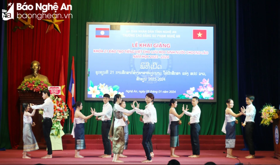 Lễ khai giảng khóa 21 đào tạo tiếng Việt tại Trường Cao đẳng Sư phạm Nghệ An. (Ảnh: Báo Nghệ An) Lễ khai giảng khóa 21 đào tạo tiếng Việt tại Trường Cao đẳng Sư phạm Nghệ An. (Ảnh: Báo Nghệ An)