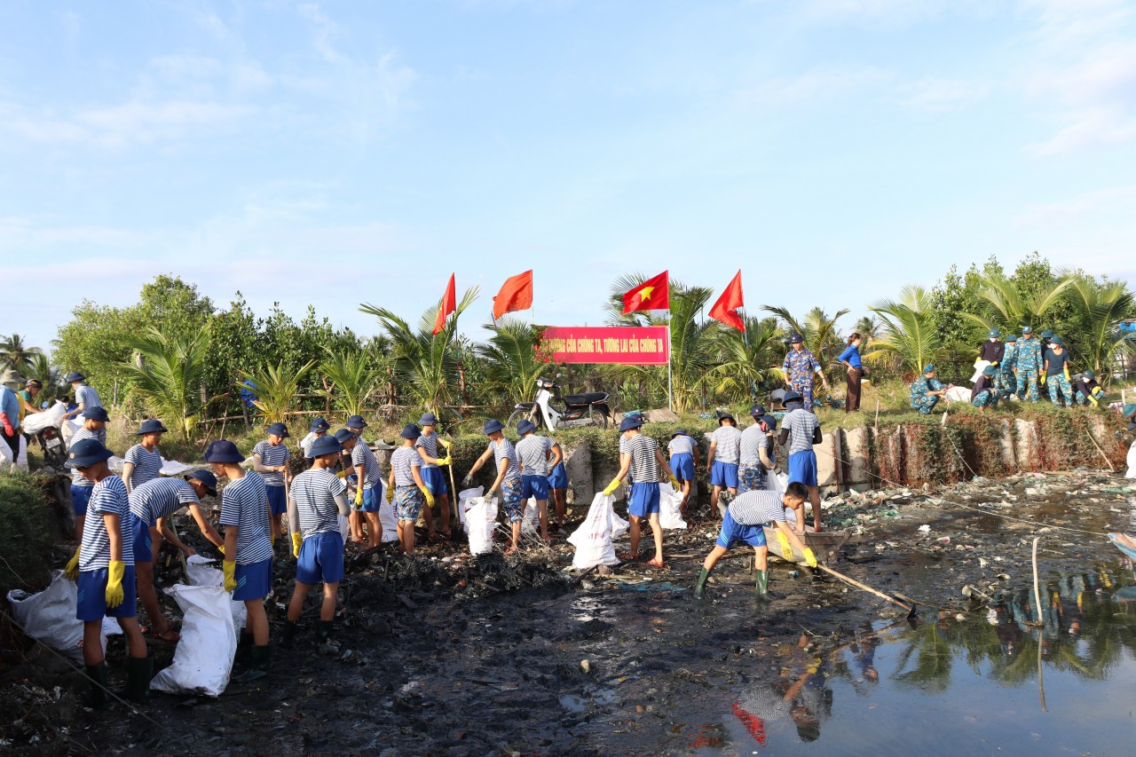 Tuổi trẻ Lữ đoàn 101 chung tay làm sạch biển Tuổi trẻ Lữ đoàn 101 chung tay làm sạch biển