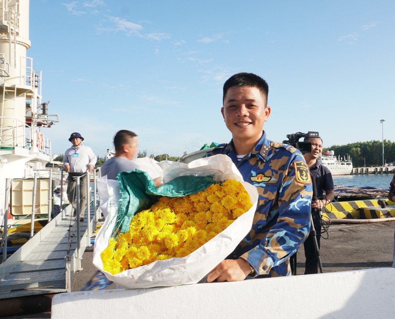 Bringing Tet to Truong Sa Islanders Bringing Tet to Truong Sa Islanders
