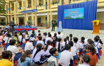 Hun đúc tình yêu đất nước qua 