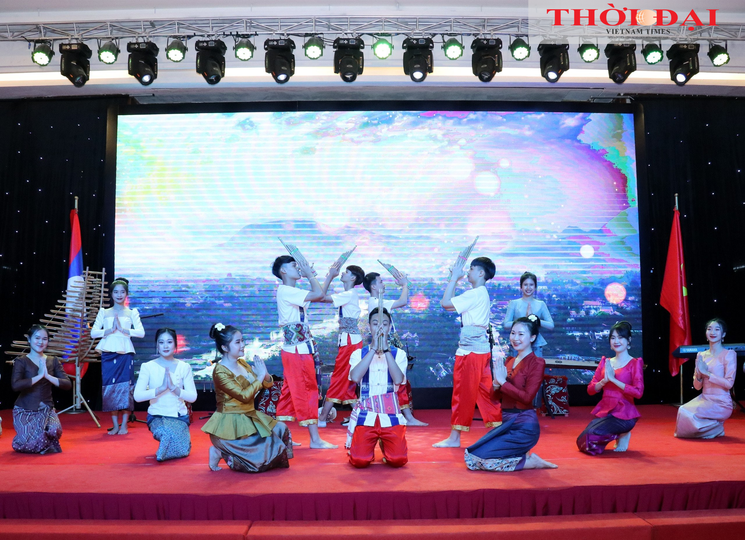 Sinh viên Lào tại Trường Đại học Hạ Long (tỉnh Quảng Ninh) bieểu diễn một tiết mục văn nghệ. (Ảnh: Thu Hà) Sinh viên Lào tại Trường Đại học Hạ Long (tỉnh Quảng Ninh) bieểu diễn một tiết mục văn nghệ. (Ảnh: Thu Hà)
