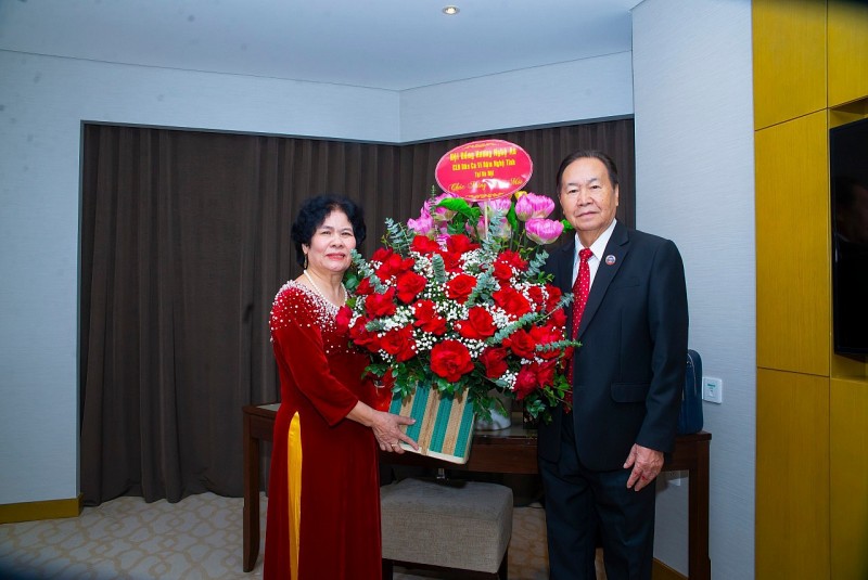 Bà Nguyễn Thị Thành – Chủ nhiệm Câu lạc bộ Dân ca Ví Giặm Nghệ Tĩnh tại Hà Nội chụp ảnh cùng Phó Chủ tịch Quốc hội Lào Chaleun Yiapaoher Bà Nguyễn Thị Thành – Chủ nhiệm Câu lạc bộ Dân ca Ví Giặm Nghệ Tĩnh tại Hà Nội chụp ảnh cùng Phó Chủ tịch Quốc hội Lào Chaleun Yiapaoher
