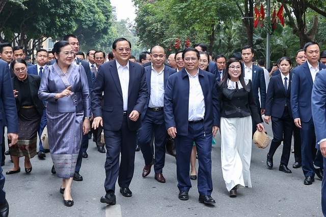 Thủ tướng Phạm Minh Chính, Thủ tướng Lào Sonexay Siphandone cùng hai Phu nhân thăm hồ Hoàn Kiếm Thủ tướng Phạm Minh Chính, Thủ tướng Lào Sonexay Siphandone cùng hai Phu nhân thăm hồ Hoàn Kiếm