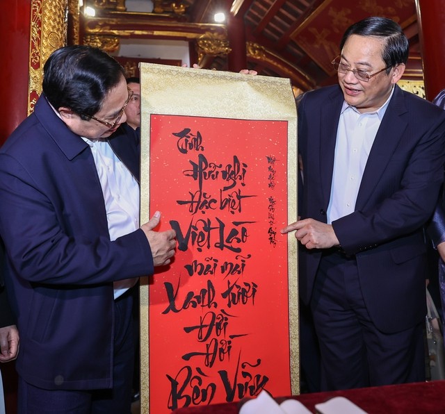 Thủ tướng Phạm Minh Chính, Thủ tướng Lào Sonexay Siphandone cùng hai Phu nhân thăm hồ Hoàn Kiếm Thủ tướng Phạm Minh Chính, Thủ tướng Lào Sonexay Siphandone cùng hai Phu nhân thăm hồ Hoàn Kiếm