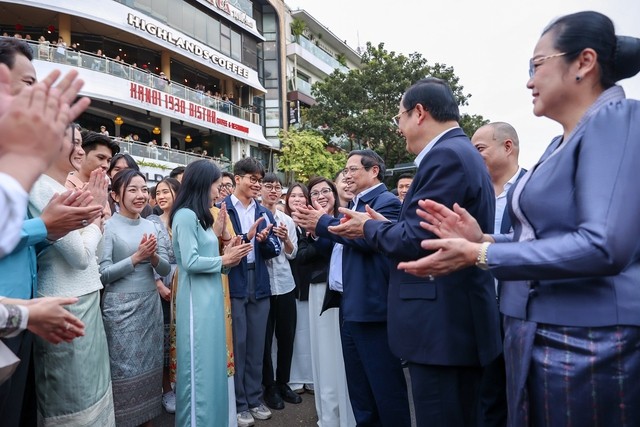 Thủ tướng Phạm Minh Chính, Thủ tướng Lào Sonexay Siphandone cùng hai Phu nhân thăm hồ Hoàn Kiếm Thủ tướng Phạm Minh Chính, Thủ tướng Lào Sonexay Siphandone cùng hai Phu nhân thăm hồ Hoàn Kiếm