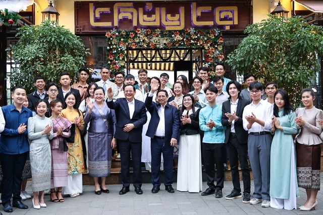 Thủ tướng Phạm Minh Chính, Thủ tướng Lào Sonexay Siphandone cùng hai Phu nhân thăm hồ Hoàn Kiếm Thủ tướng Phạm Minh Chính, Thủ tướng Lào Sonexay Siphandone cùng hai Phu nhân thăm hồ Hoàn Kiếm