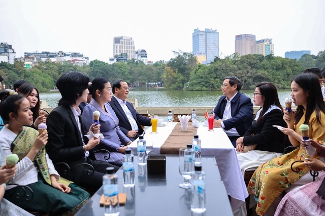 Thủ tướng Phạm Minh Chính, Thủ tướng Lào Sonexay Siphandone cùng hai Phu nhân thăm hồ Hoàn Kiếm Thủ tướng Phạm Minh Chính, Thủ tướng Lào Sonexay Siphandone cùng hai Phu nhân thăm hồ Hoàn Kiếm