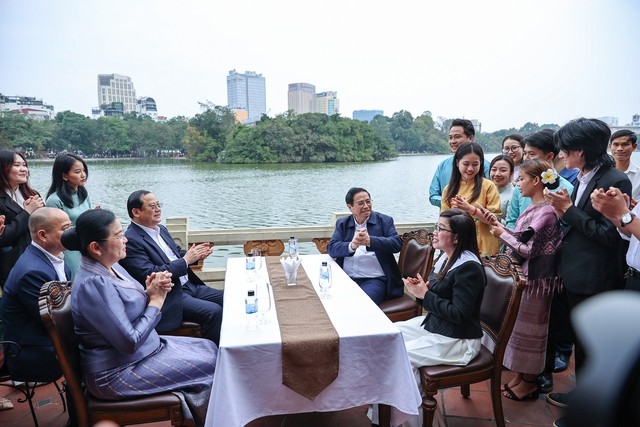 Thủ tướng Phạm Minh Chính, Thủ tướng Lào Sonexay Siphandone cùng hai Phu nhân thăm hồ Hoàn Kiếm Thủ tướng Phạm Minh Chính, Thủ tướng Lào Sonexay Siphandone cùng hai Phu nhân thăm hồ Hoàn Kiếm
