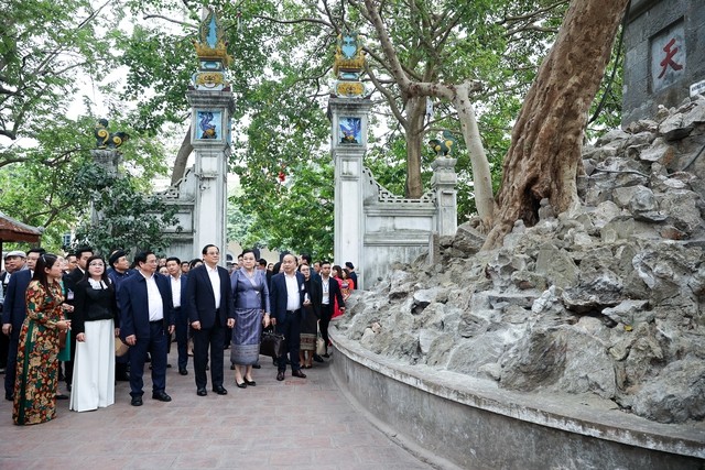 Thủ tướng Phạm Minh Chính, Thủ tướng Lào Sonexay Siphandone cùng hai Phu nhân thăm hồ Hoàn Kiếm Thủ tướng Phạm Minh Chính, Thủ tướng Lào Sonexay Siphandone cùng hai Phu nhân thăm hồ Hoàn Kiếm