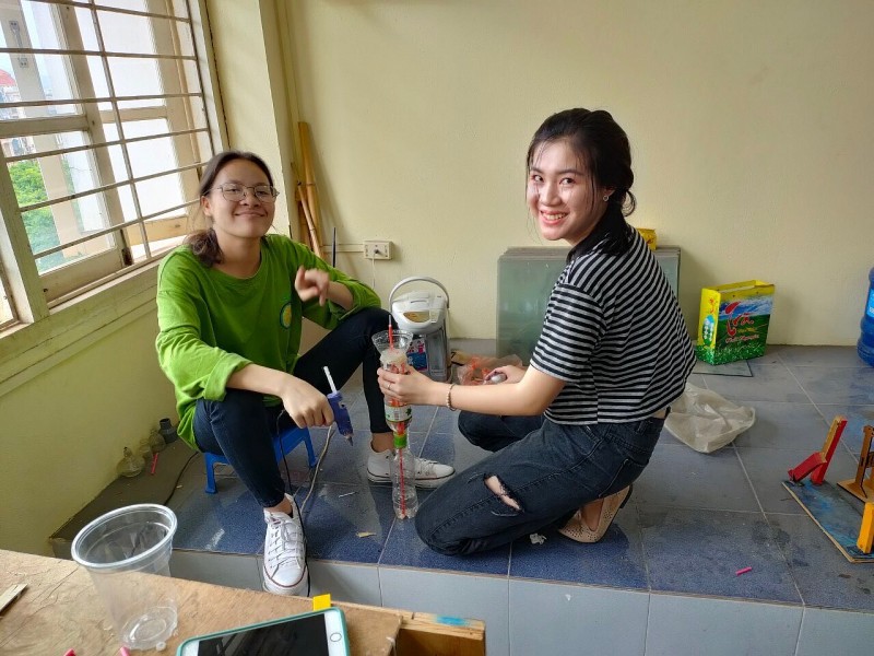 Soudalath Xayyalath (bên phải) trong một tiết thực hành Vật lý tại Đại học Sư phạm - Đại học Thái Nguyên (Ảnh: Soudalath Xayyalath). Soudalath Xayyalath (bên phải) trong một tiết thực hành Vật lý tại Đại học Sư phạm - Đại học Thái Nguyên (Ảnh: Soudalath Xayyalath).