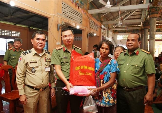 Nghĩa tình không biên giới Nghĩa tình không biên giới