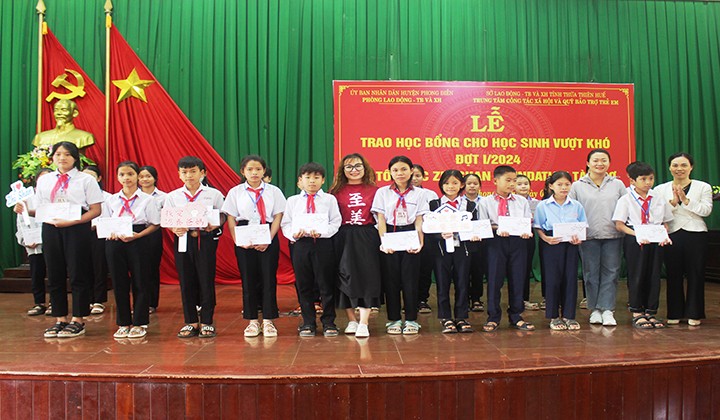 Zhishan Foundation trao học bổng cho học sinh nghèo vượt khó tại Zhishan Foundation trao học bổng cho học sinh nghèo vượt khó tại